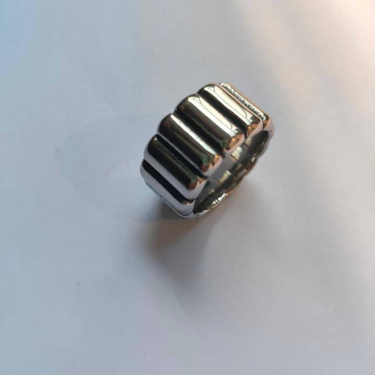 竖条轮胎纹戒指 (2) Twill Design Ring Trend Stainless Steel Bold Twill Design Ring for Women - 图片 1