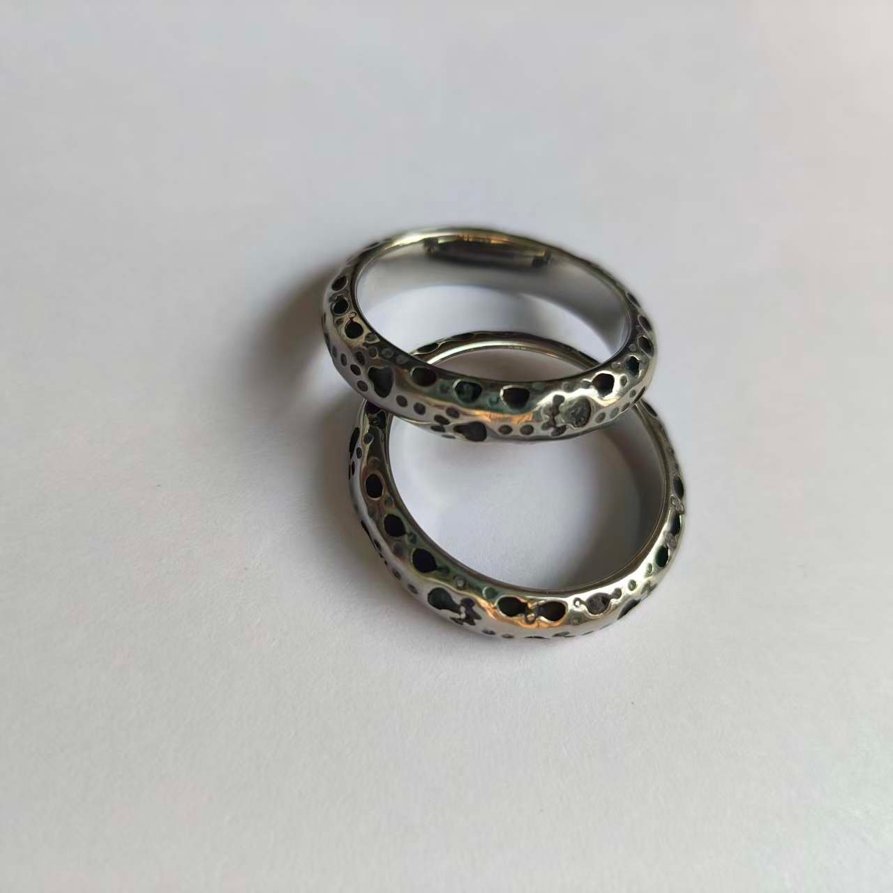 锡子纹不锈钢气泡纹理戒指 (2) Men's Vintage Punk Stainless Steel Ring Foil Grain Bubble Design for Wedding Gift Jewelry - 图片 1